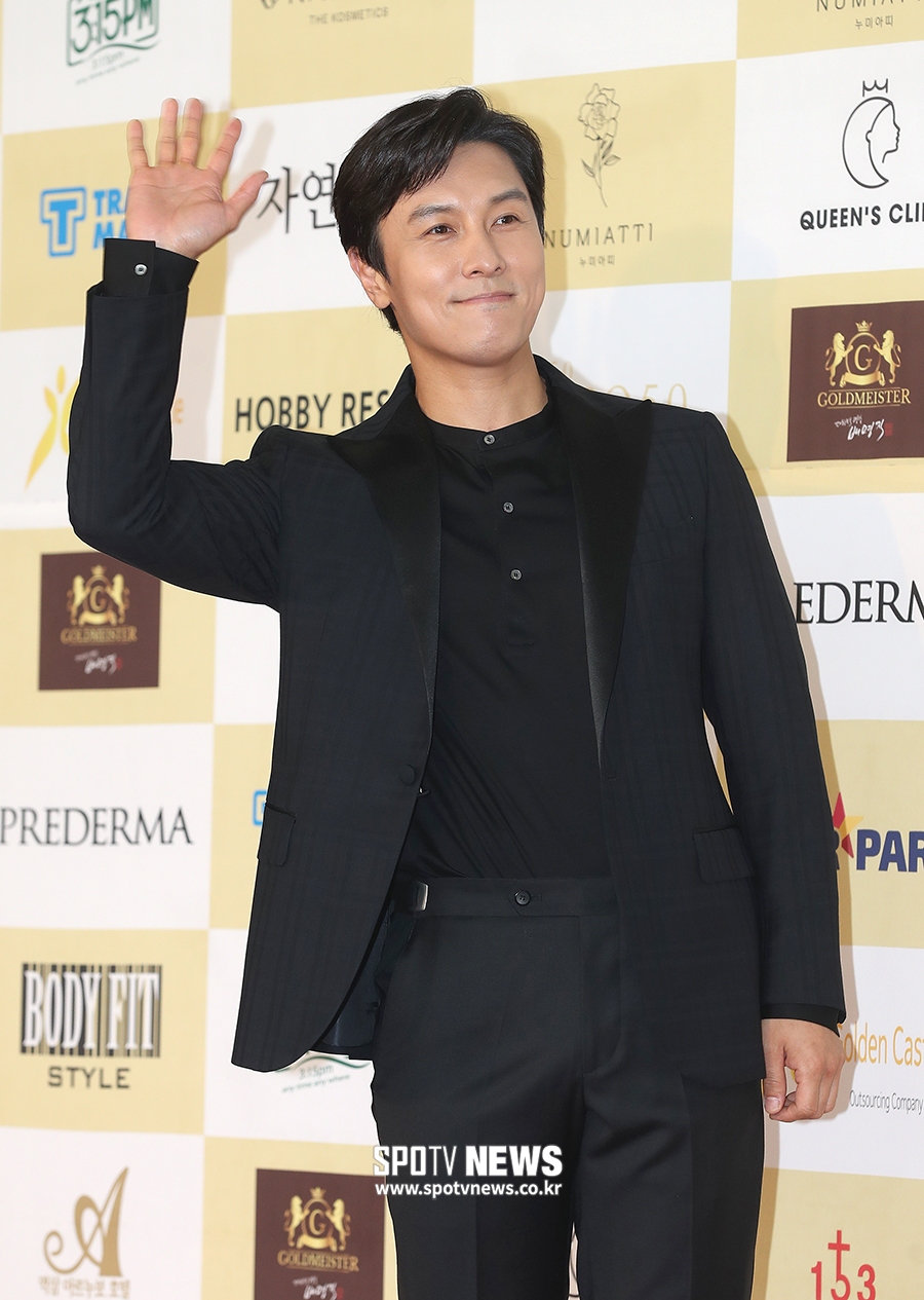 [포토S] 김동완, 팬들 향해 손인사!