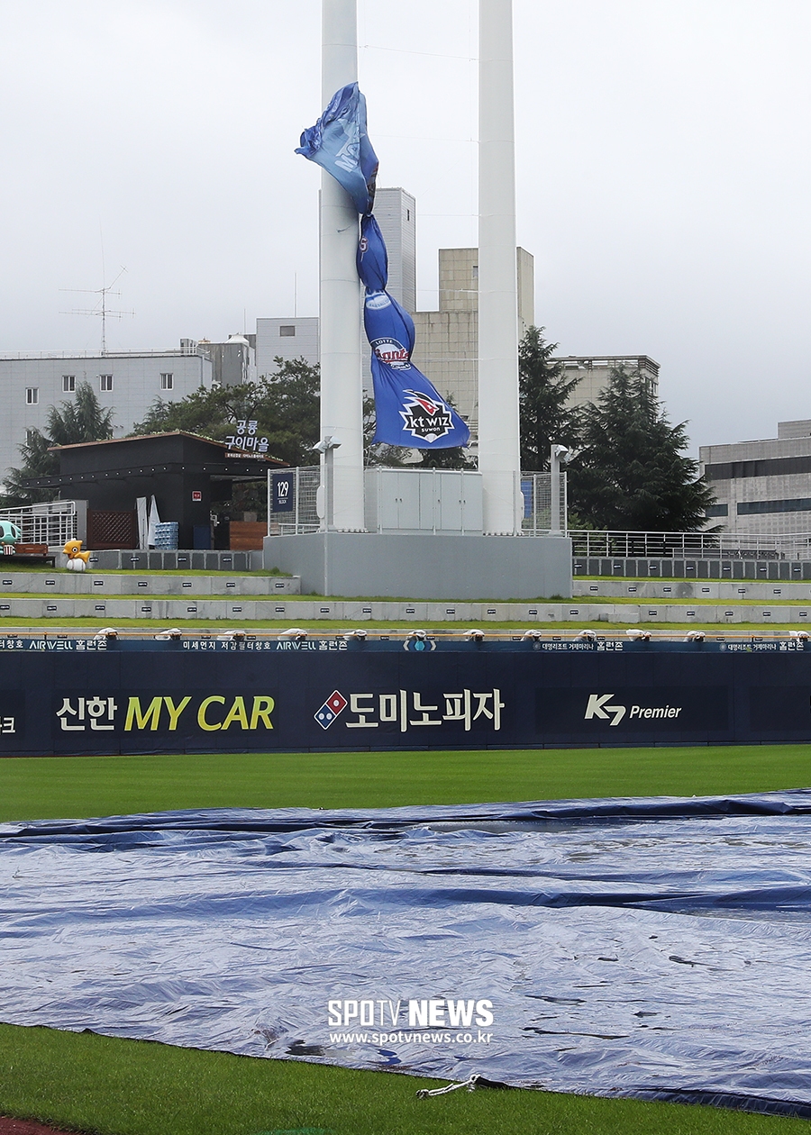 [포토S] 강풍에 배배 꼬인 올스타전 현수막