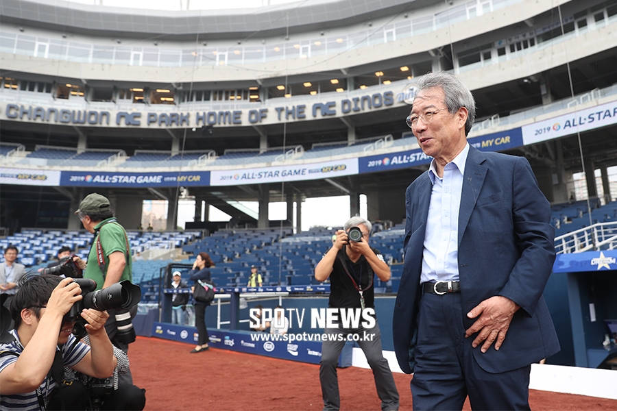 [포토S] 그라운드 상태 살피는 정운찬 총재