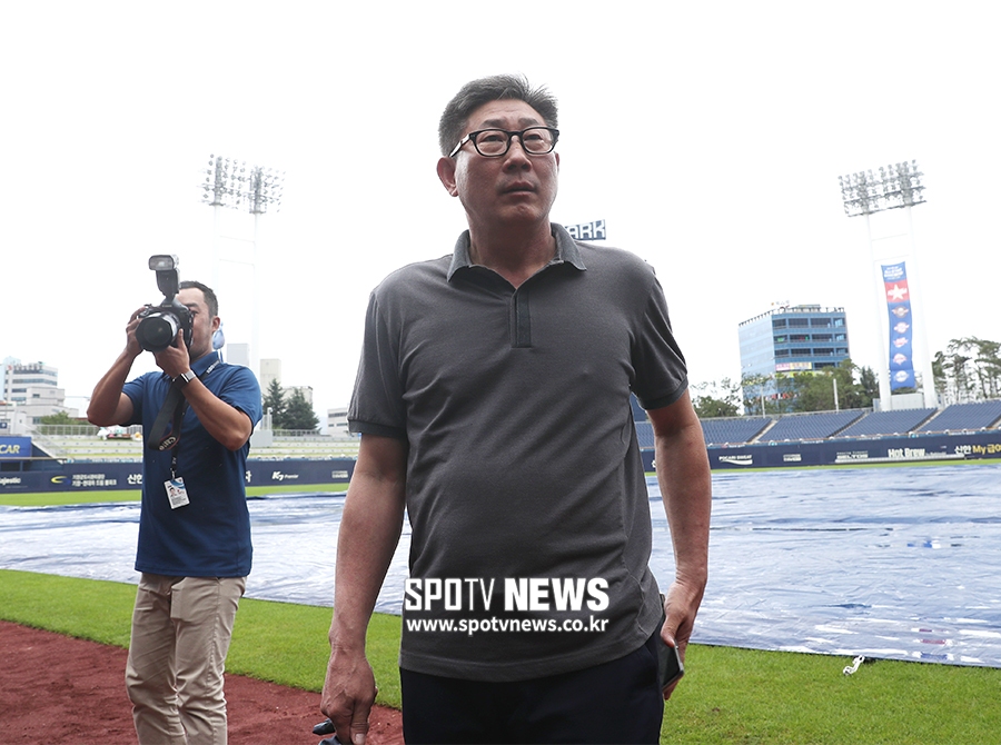 [포토S] 한대화 경기감독관, '오늘도 경기 못하겠네요'