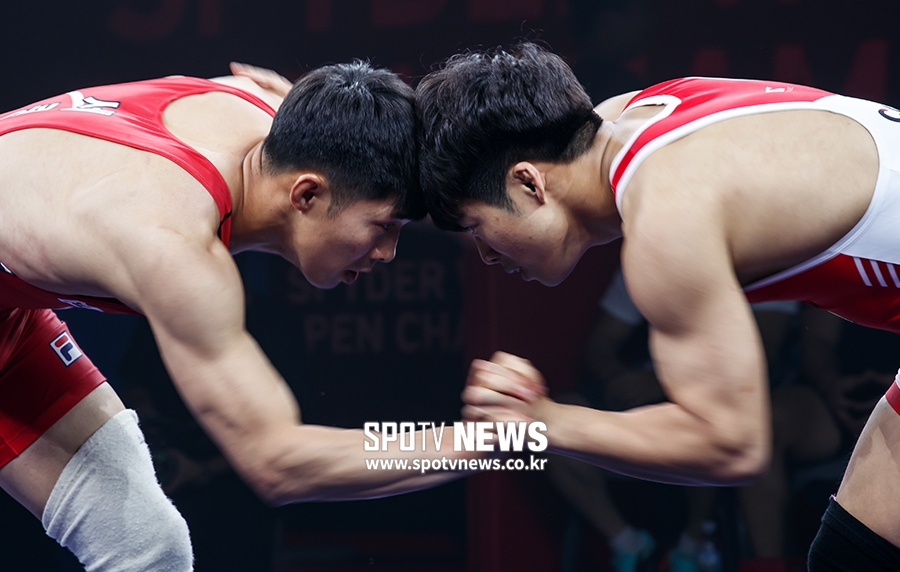 [포토S] 힘싸움 벌이는 박종길-김태윤
