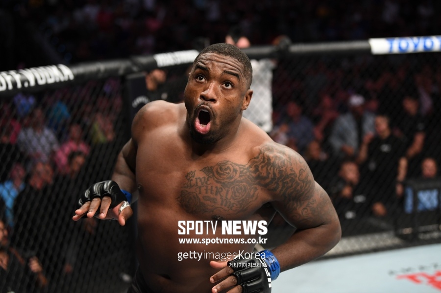 [UFC] 116kg 헤비급 거구의 플라잉니킥…12초 만에 KO승