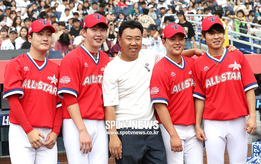 [포토S] 올스타전 찾은 이범호, 후배들과 찰칵!