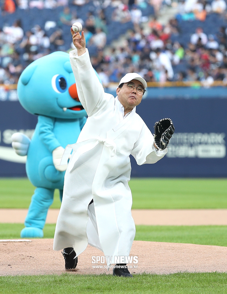 [포토S] 올스타전 시구하는 허성무 창원시장