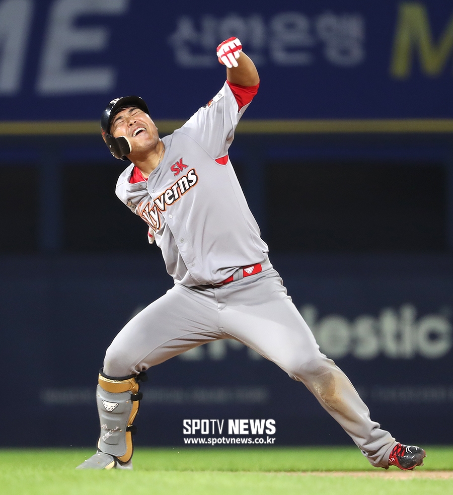 [포토S] 한동민, 역전 적시타 날리고 포효!
