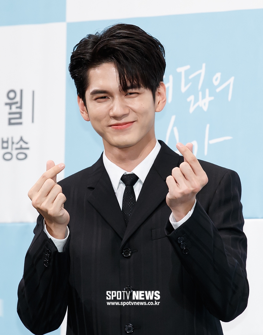 [포토S] 다시 보는 옹성우의 손하트