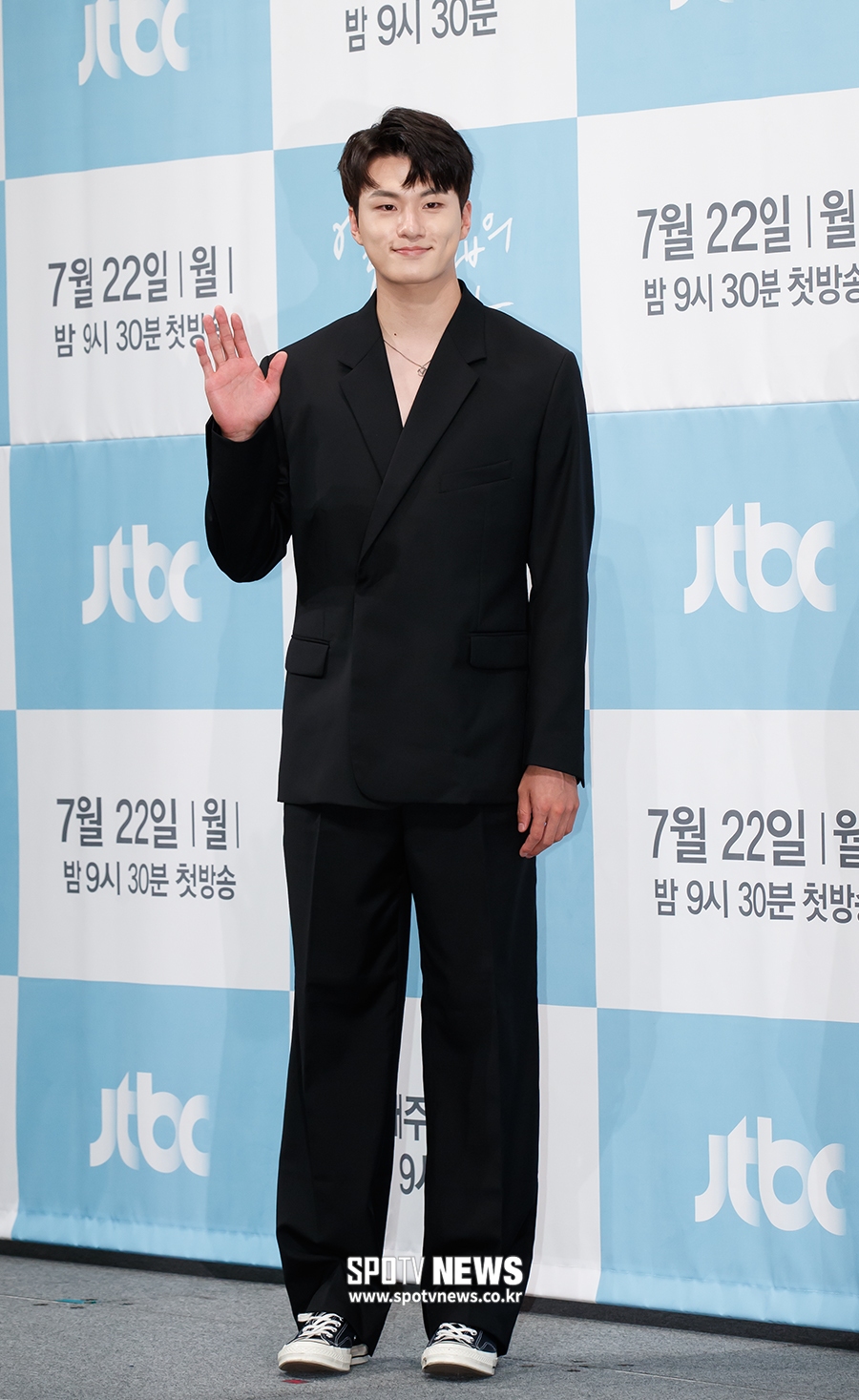[포토S] 신승호, 시크한 손인사