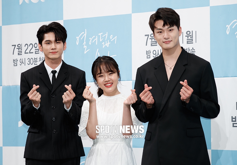 [포토S] 옹성우, 동료 배우들과 함께