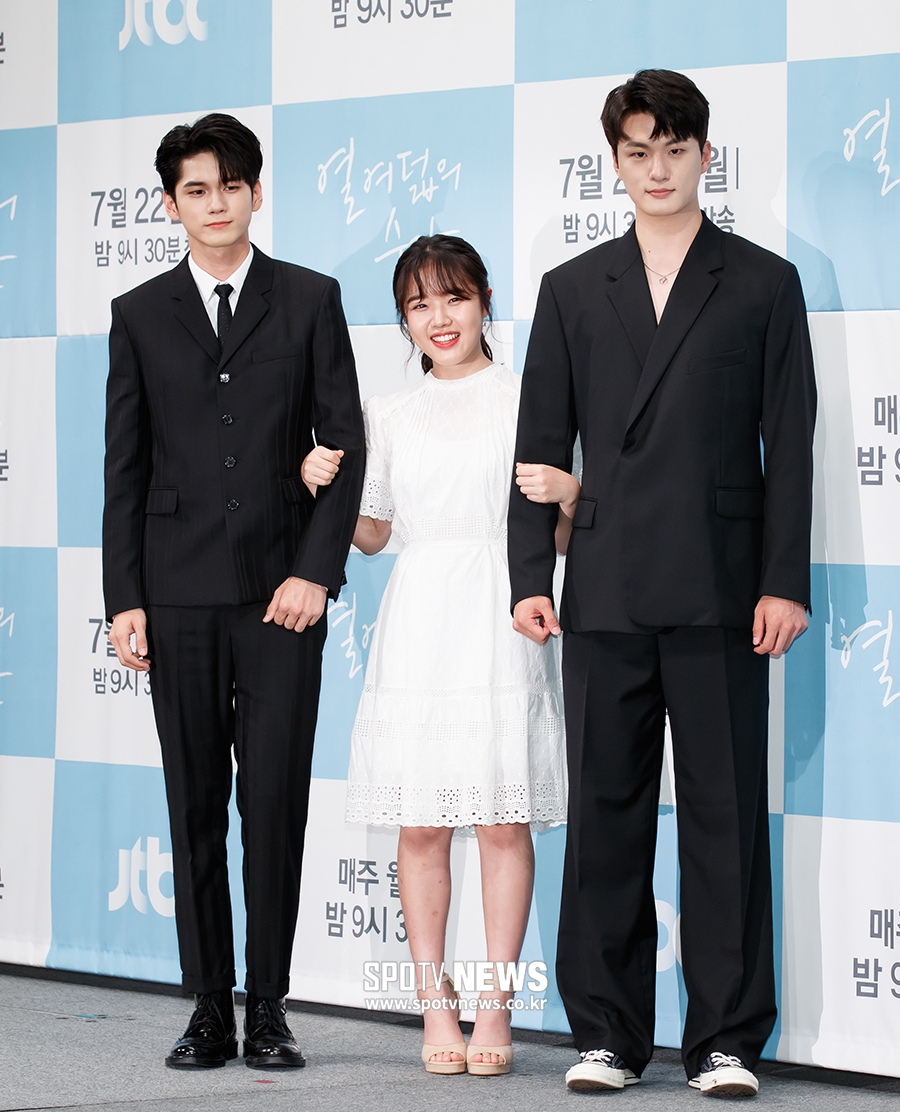 [포토S] 김향기, 훈훈한 남자 배우들 사이에서