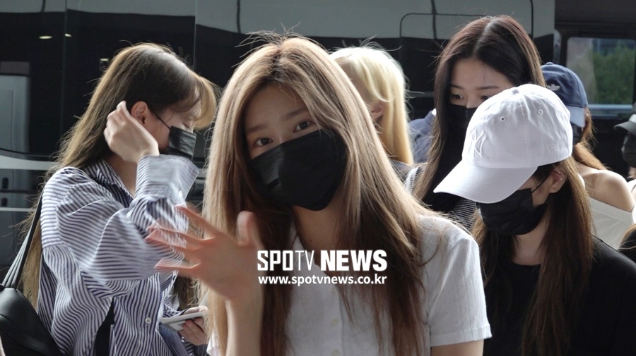 아이즈원(IZ*ONE) 출국, 마스크 속 꽃미모 [공항패션]