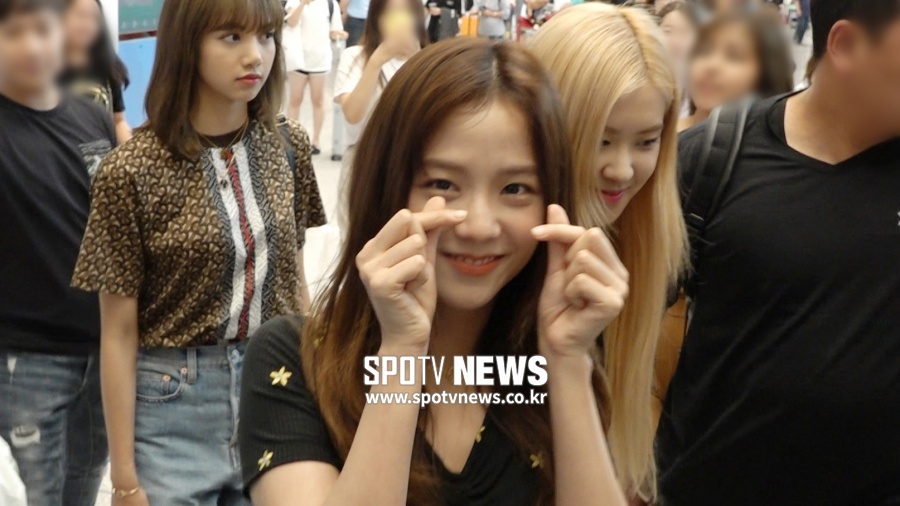 블랙핑크(BLACKPINK) 귀국, 공항 밝히는 천사표 미소 [공항패션]