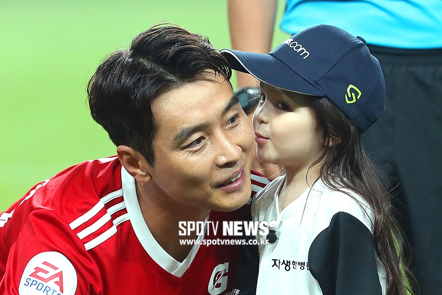 [포토S] 나은이, 동국이 삼촌에 귀여운 볼 뽀뽀!