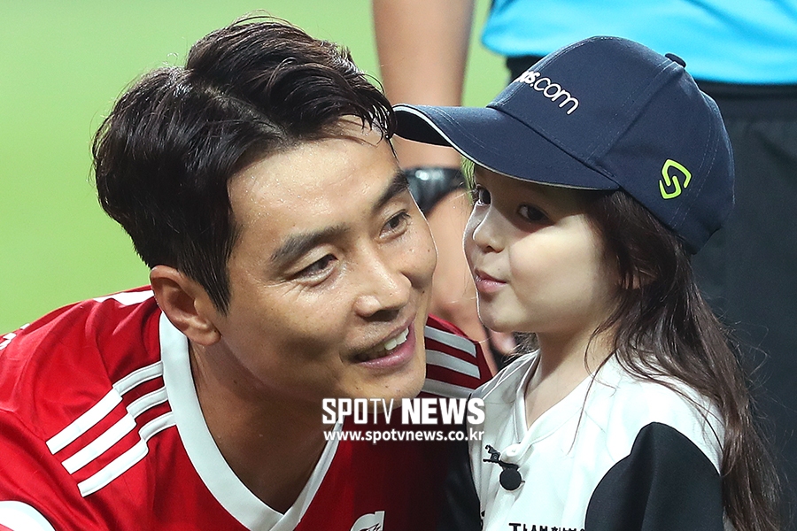 [포토S] '나블리' 나은이에게 볼 뽀뽀 받는 이동국