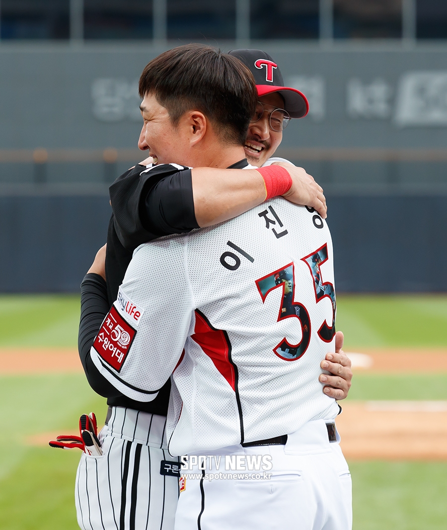 [포토S] 이진영-박용택, 뜨거운 포옹