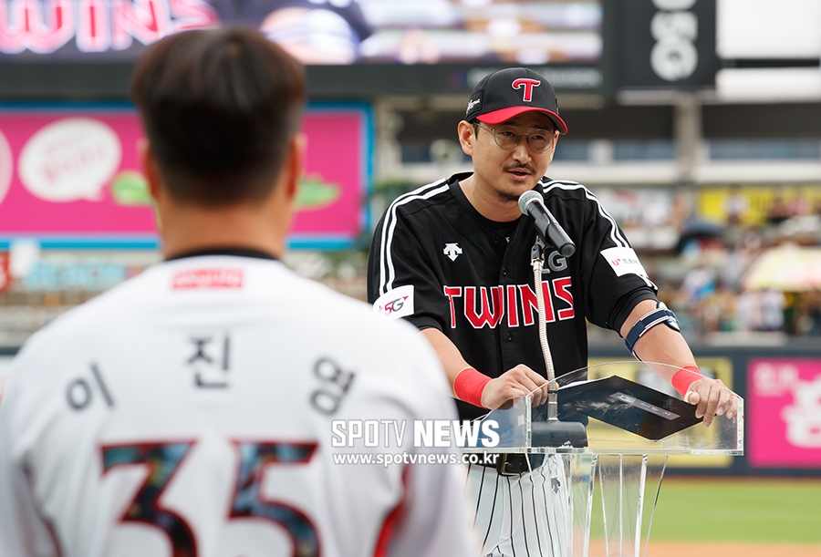 [포토S] 박용택, '이진영을 보내며'