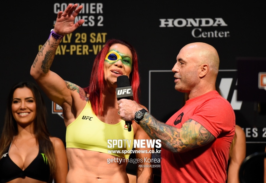 [정오의 UFC] 사이보그, UFC대표와 해설위원에게 공개 사과 요구