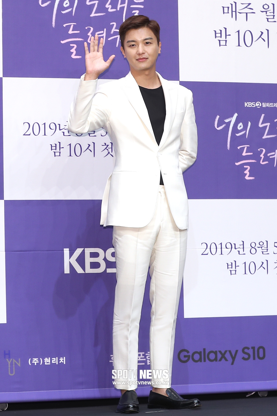 [포토S] 연우진, 화이트 슈트로 멋내고