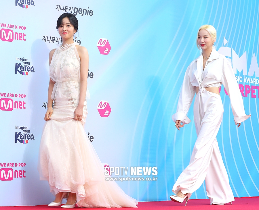 [포토S] 함께 등장하는 보미와 솔지