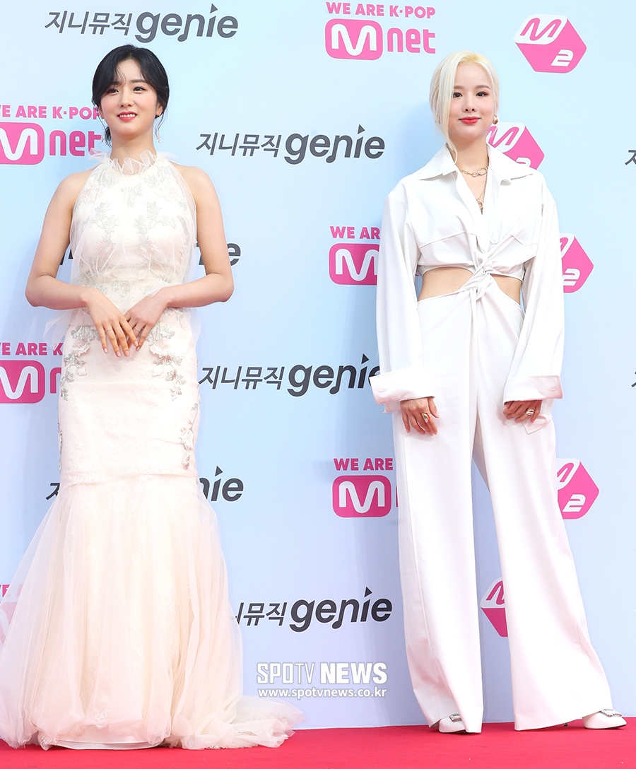 [포토S] 윤보미-솔지, 완벽히 다른 스타일링!