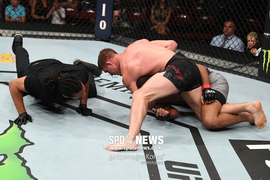 대형사고 칠뻔한 UFC 심판…탭 못 보고 선수 실신