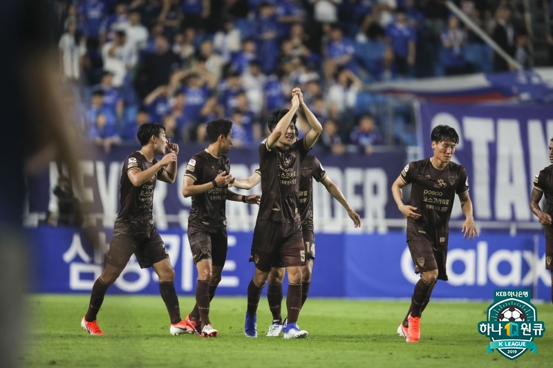 [현장 REVIEW]'이수빈 1골 1도움' 폭발 포항, 수원 2-0으로 꺾고 중위권 맹추격
