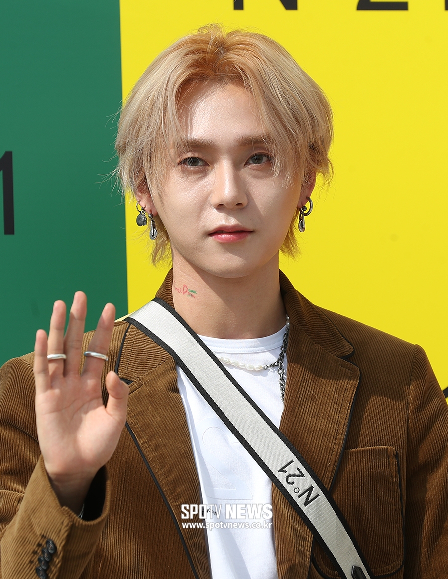 [포토S] 이던, 폭염에 너무나 더워보이는 골덴 재킷