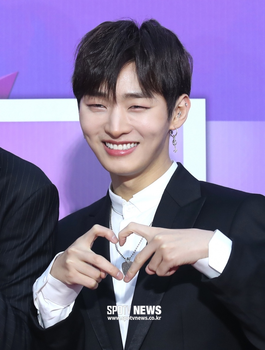 "8월 7일이 되면 꼭"…'워너원 맏형' 윤지성, 군복무중에도 한결같은 팬사랑