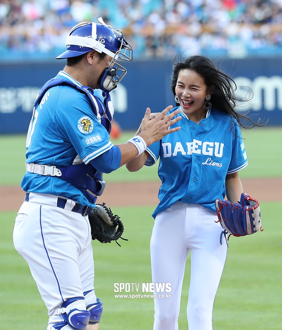 [포토S] 조정민, '강민호와 하이파이브 너무 좋아'