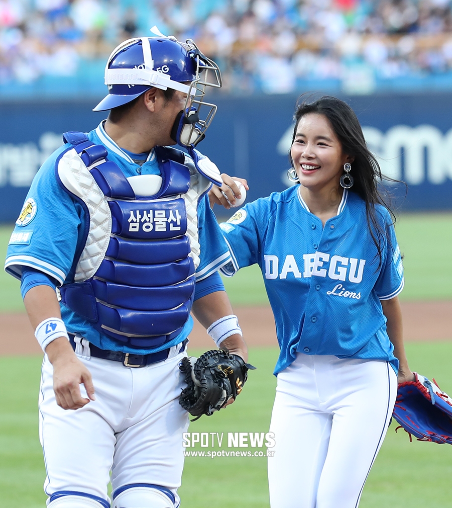 [포토S] 조정민, '하이파이브 해주세요'