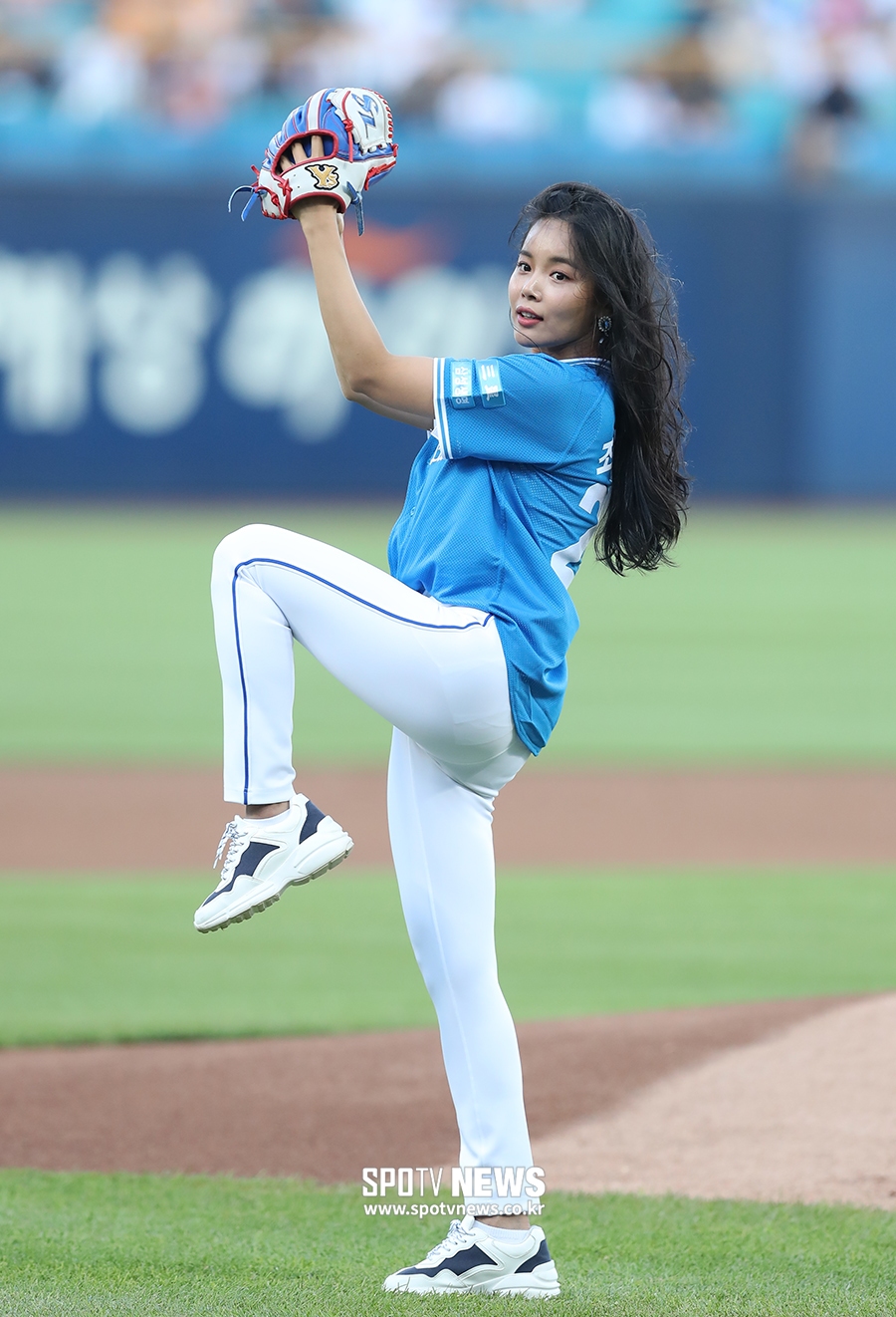 [포토S] 가수 조정민, 탄탄한 골반 라인 뽐내며 시구