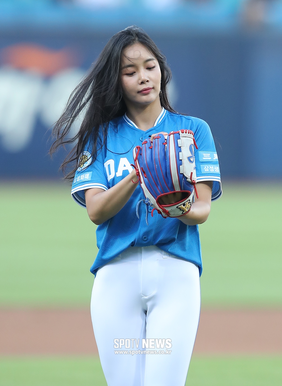 [스토리S] 맥심 표지 장식한 조정민, 섹시 라인 뽐내며 야구장까지 장식