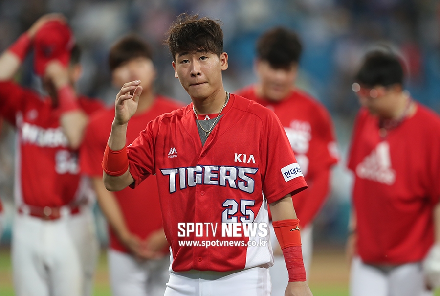 [포토S] 승리 인사하는 KIA 박찬호