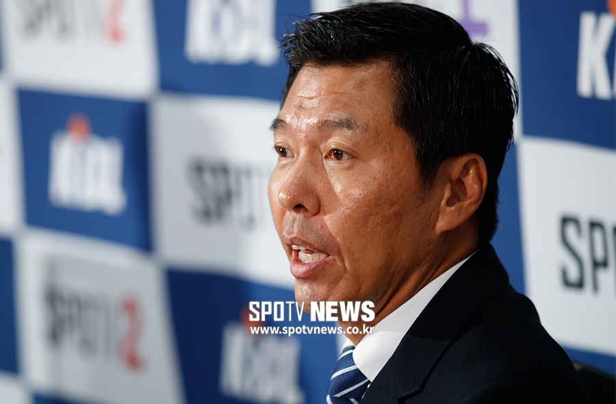 [포토S] 프로농구 중계권 질문에 답하는 에이클라 홍원의 대표