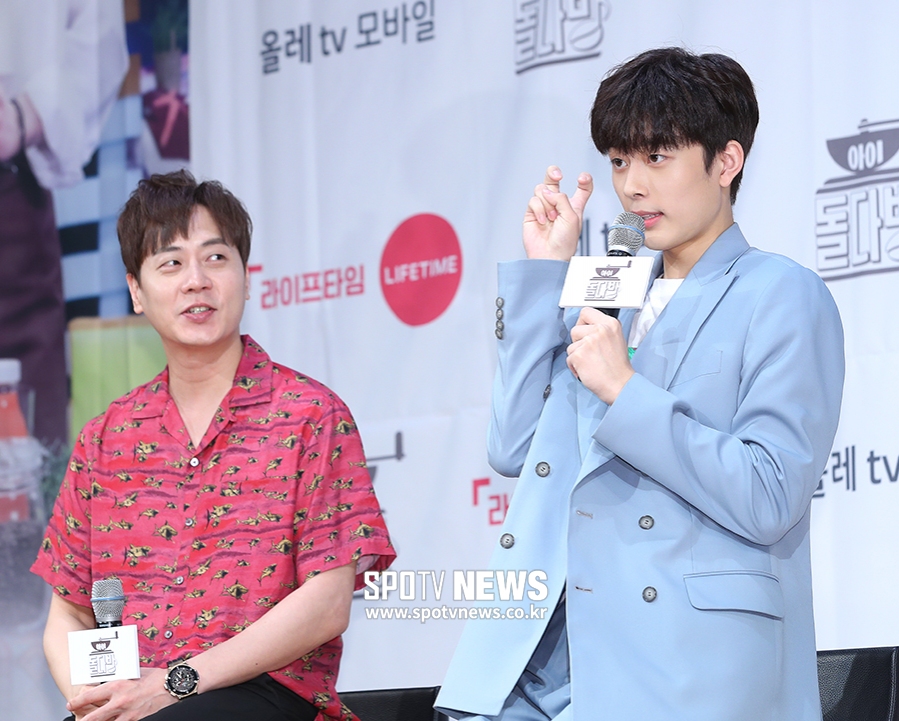 [포토S] 유선호, 앤디 형 앞에서 귀여운 애교 발사!