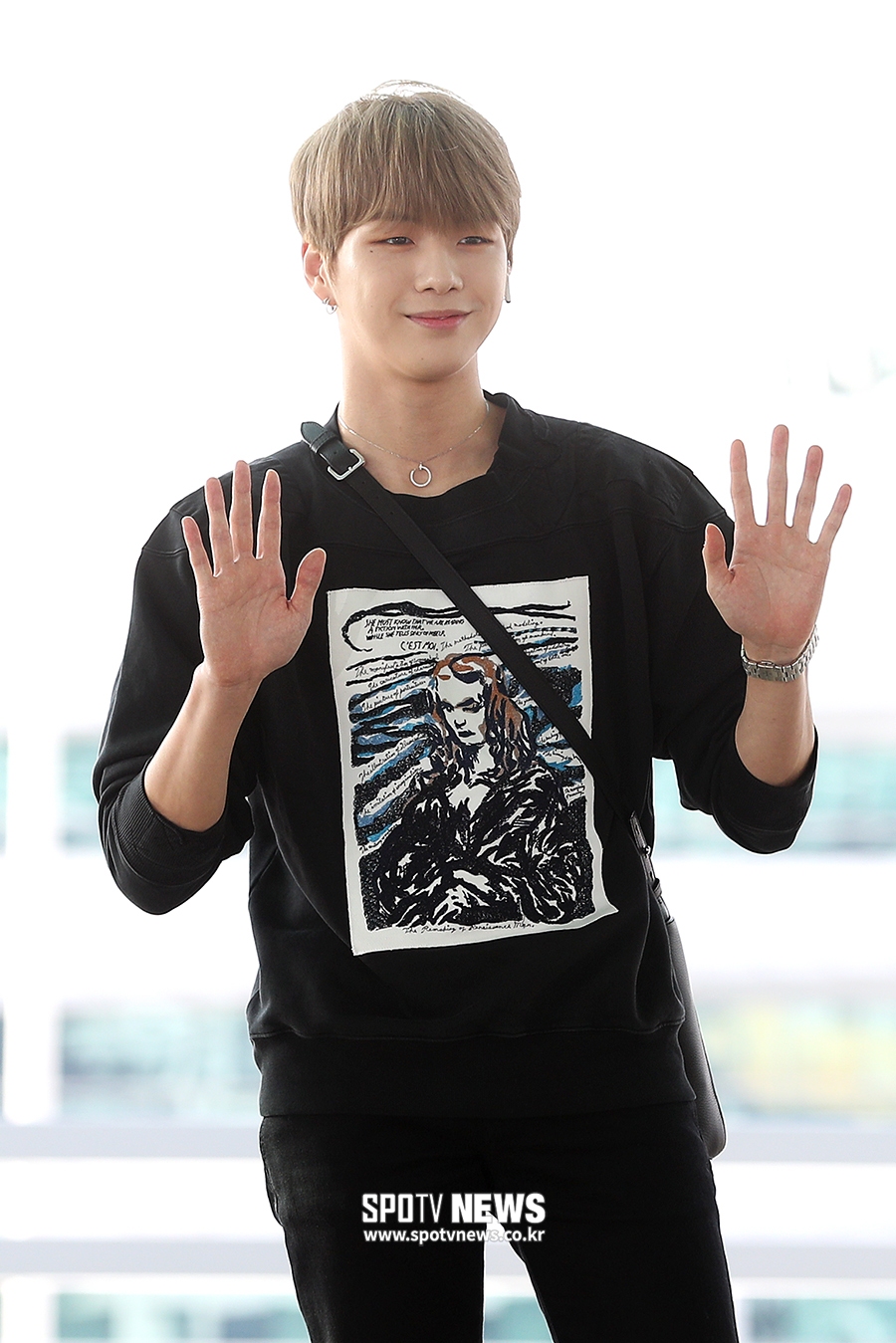 [포토S] 강다니엘, 손인사도 예쁘게