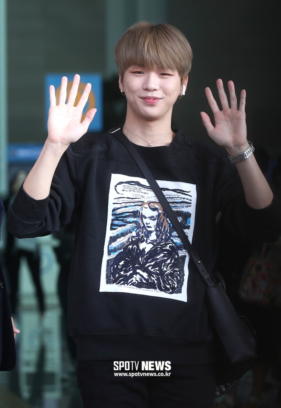 강다니엘 출국, 트와이스 지효가 반한 '멍뭉미' 미소 [공항패션]
