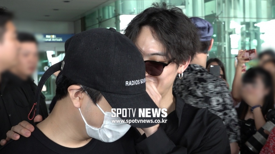 갓세븐 영재·JB, '속닥속닥' 은밀한 귓속말 [공항패션]