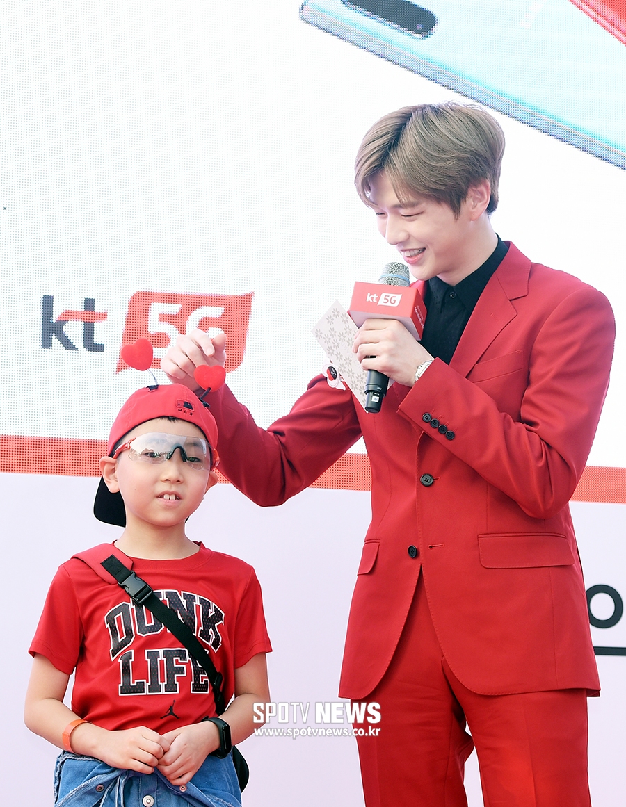 [포토S] 강다니엘, 사랑스러운 어린이팬과 함께