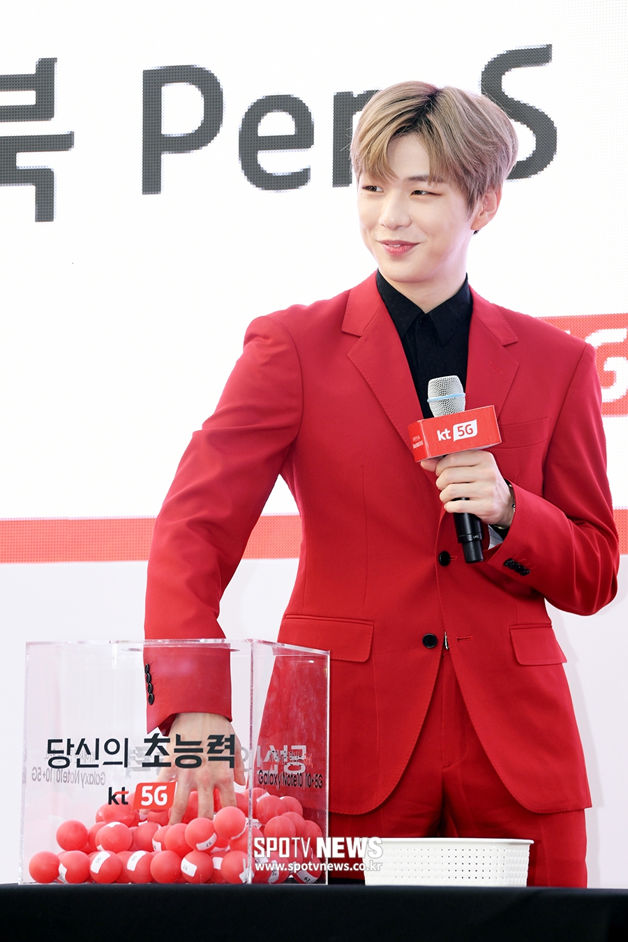 [포토S] 강다니엘, '오늘은 모든게 레드'