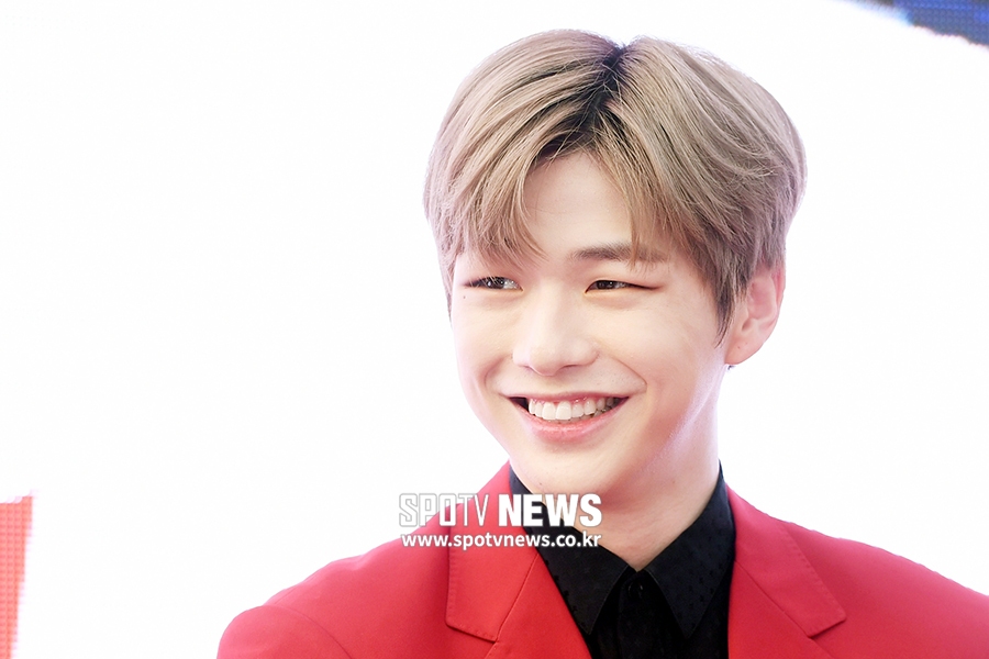 [포토S] 강다니엘, 백만불 눈웃음