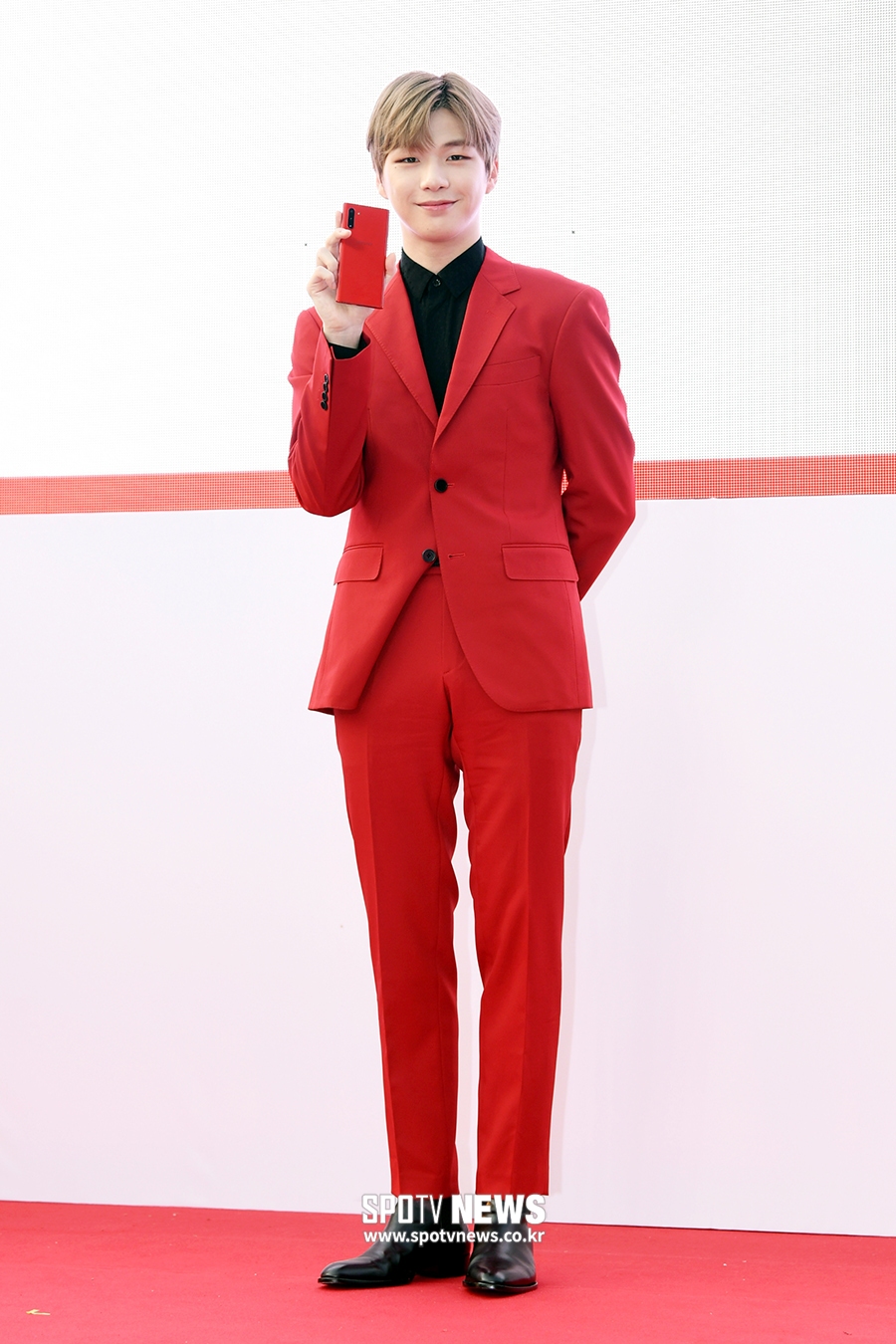 [포토S] 강다니엘, 레드 슈트와 완벽 조화