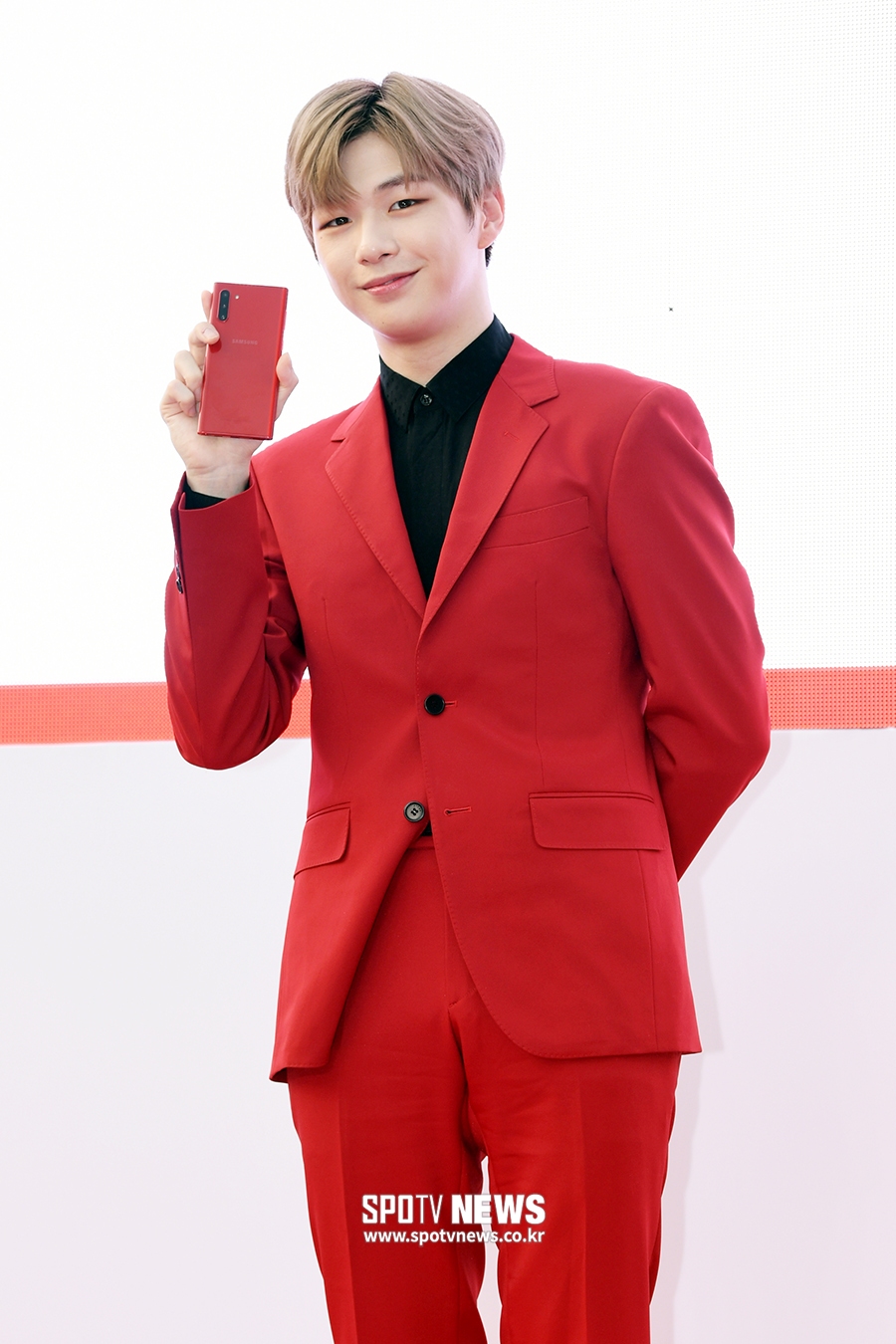 [포토S] 강다니엘, 섹시한 레드 슈트