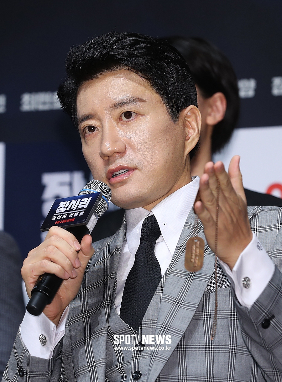 [포토S] 김명민, 군번줄을 들고