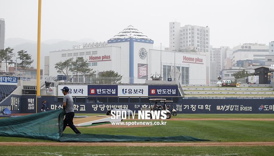 [포토S] 비 내리기 시작한 창원NC파크