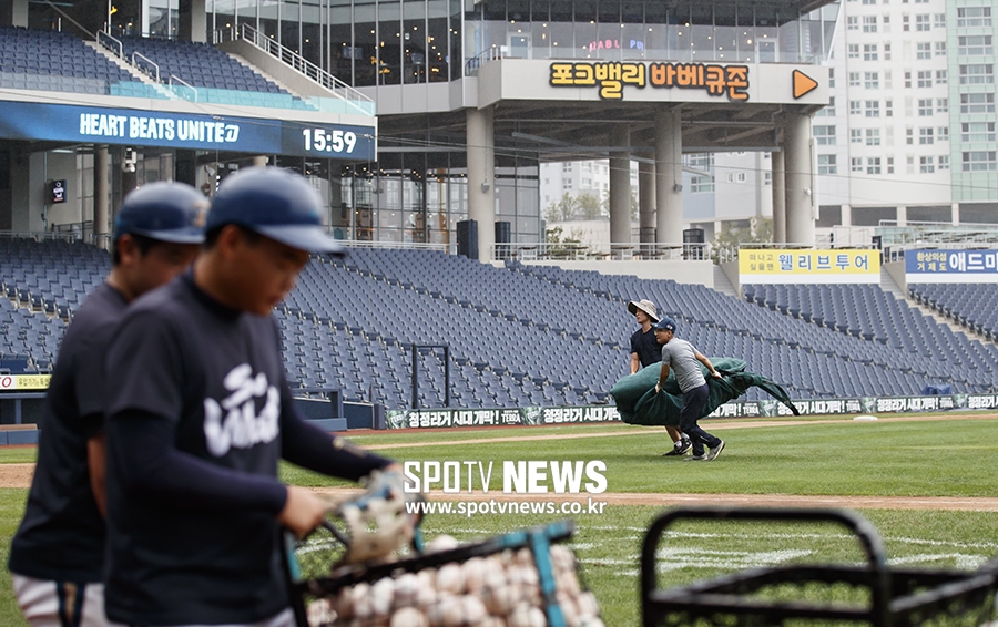 [포토S] 일찍부터 비 내리기 시작한 창원NC파크