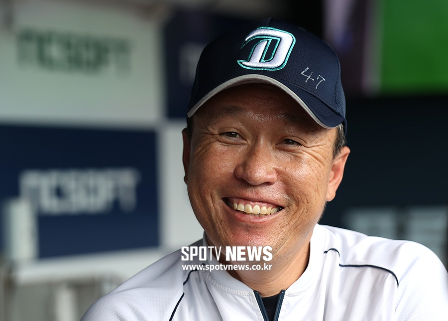 [포토S] 밝게 웃으며 인터뷰 하는 이동욱 감독