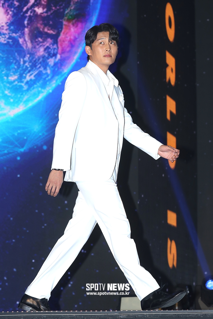 [포토S] 고준, 화이트 슈트 입고 등장