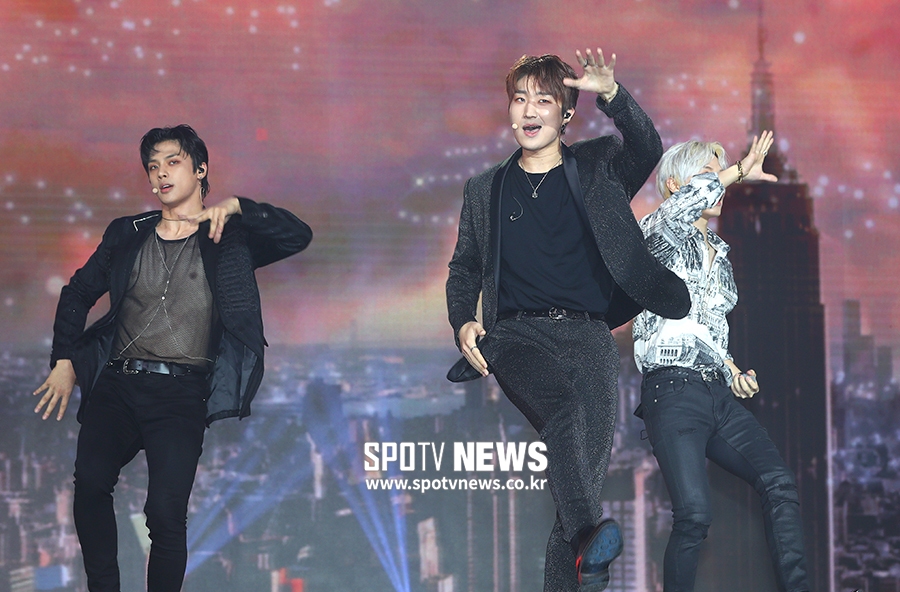[포토S] 트레이, 오프닝 무대