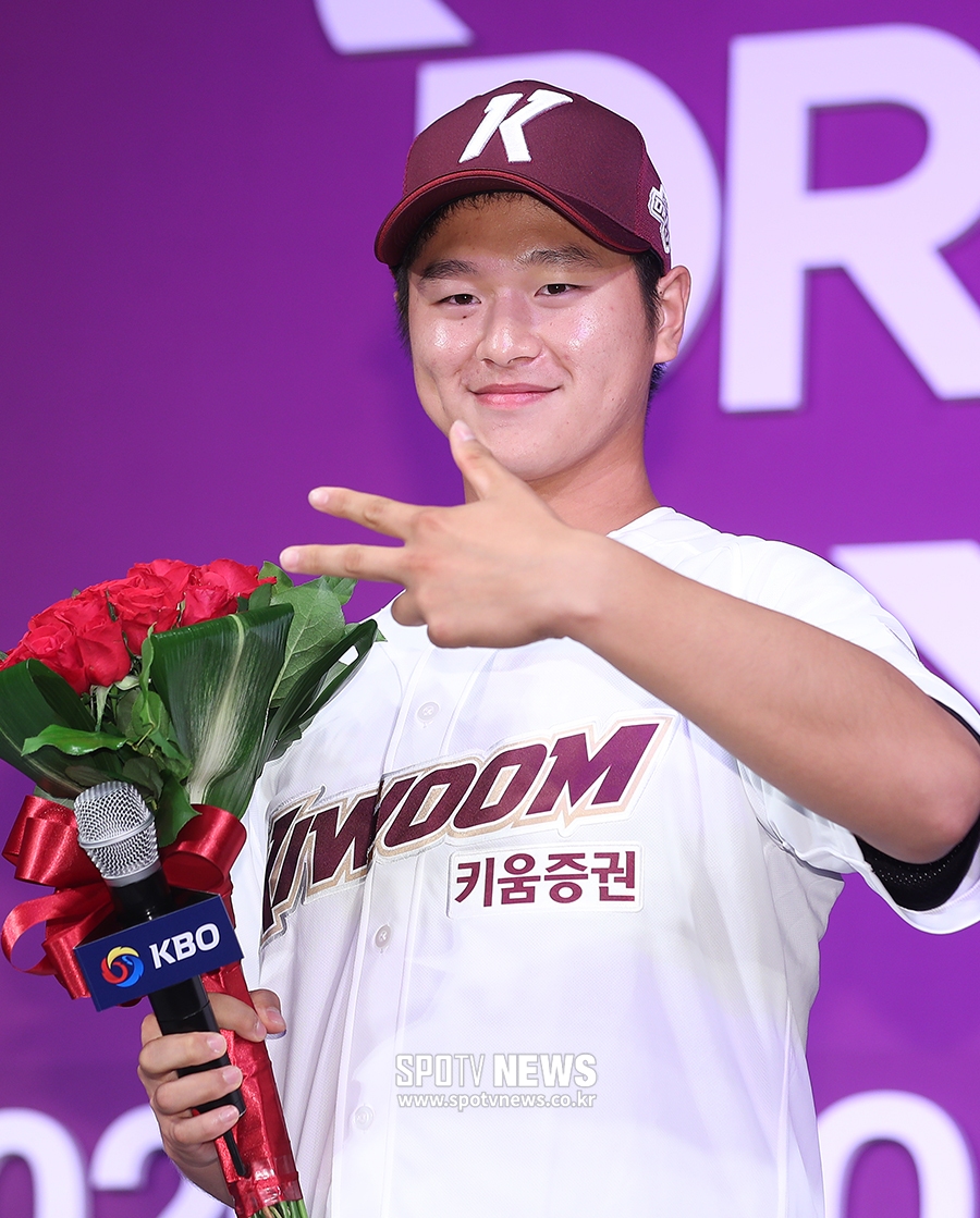 [포토S] 키움 1차 지명 박주홍, 귀엽게 K 세리머니!
