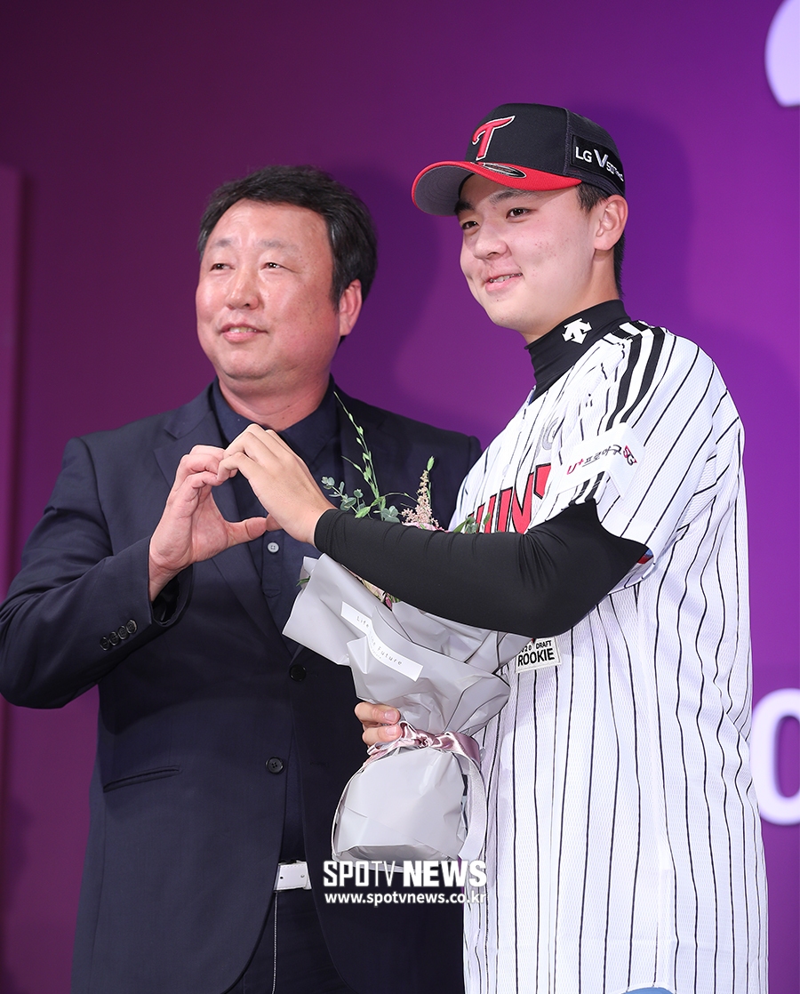 [포토S] LG 1차 지명 이민호, 차명석 단장과 귀엽게 하트!